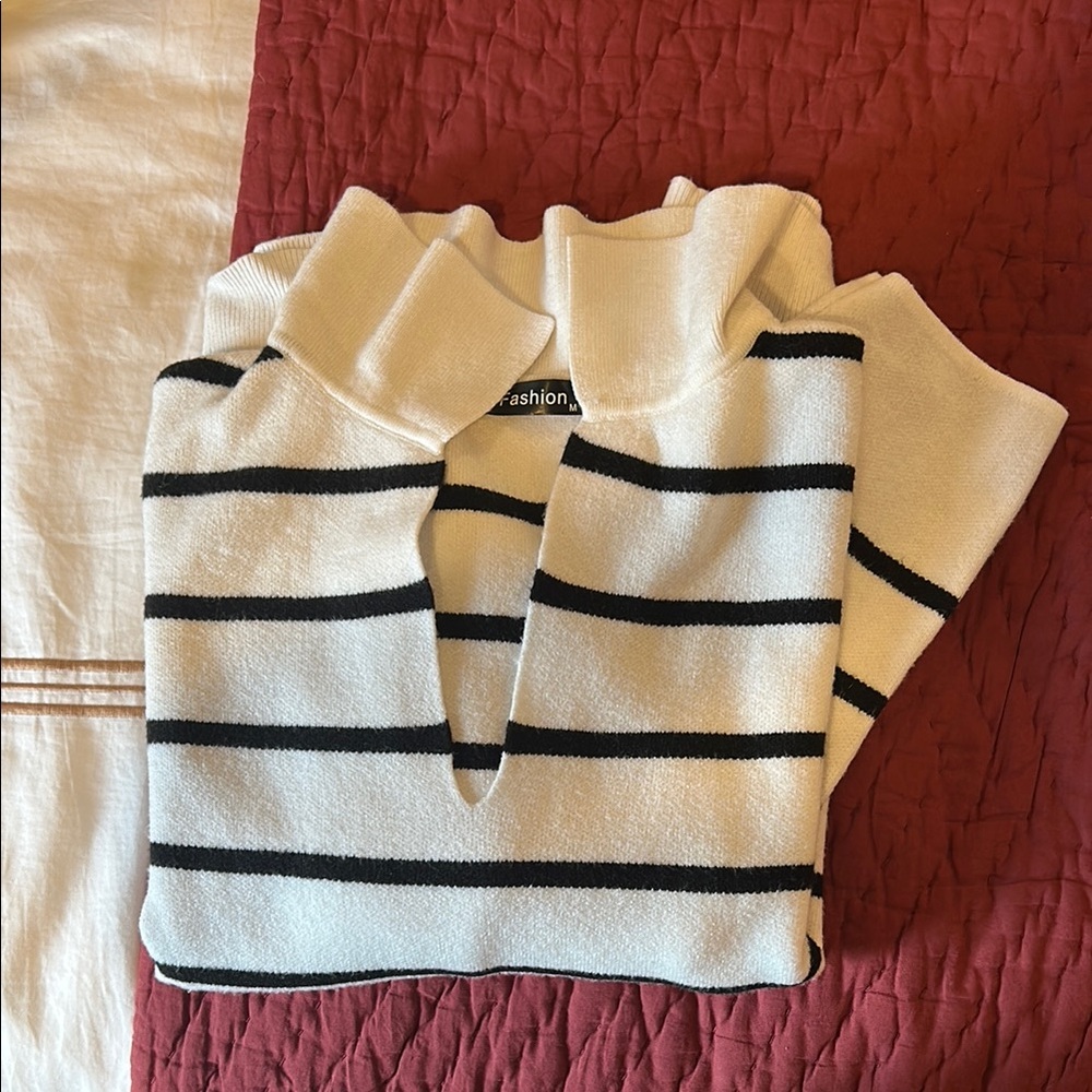 Fashion Brand Black and White Striped V-Neck Sweater